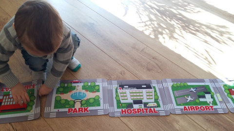 Play me Kiddo Miejsca w mieście cz.2, maty edukacyjne, angielski, gra językowa, gra ruchowa, pomoce dydaktyczne Play me Kiddo Miejsca w mieście cz.2, maty edukacyjne, angielski, gra językowa, gra ruchowa, pomoce dydaktyczne
